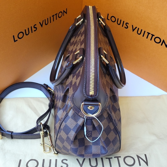 🔥SOLD🔥LOUIS VUITTON Damier Trevi PM Shoulder Bag - Picture 11 of 17
